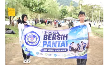 Siswa SMPN 1 Pogalan Ikuti Aksi Bersih Pantai yang Digelar D